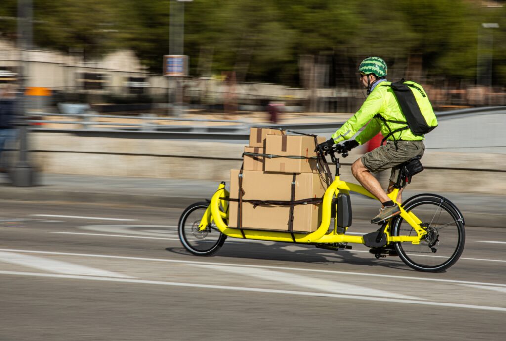 Cargo e-bike with packages